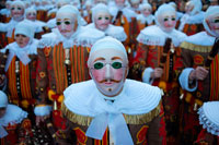 Binche festa de carnaval a Bèlgica Brussel·les. Bèlgica, el carnaval de Binche. Desfilada Festival Mundial de la UNESCO Patrimoni. Bèlgica, Valònia Municipi, província d'Hainaut, poble de Binche. El carnaval de Binche és un esdeveniment que té lloc cada any a la ciutat belga de Binche durant el diumenge, dilluns i dimarts previs al Dimecres de Cendra. El carnaval és el més conegut dels diversos que té lloc a Bèlgica, a la vegada i s'ha proclamat, com a Obra Mestra del Patrimoni Oral i Immaterial de la Humanitat declarat per la UNESCO. La seva història es remunta a aproximadament el segle 14.